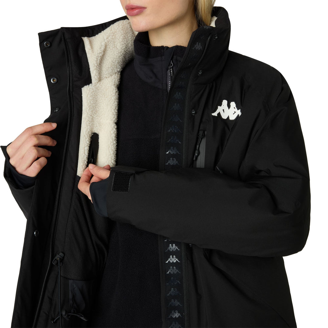 Veste de ski noire isolée pour femme avec protection imperméable main