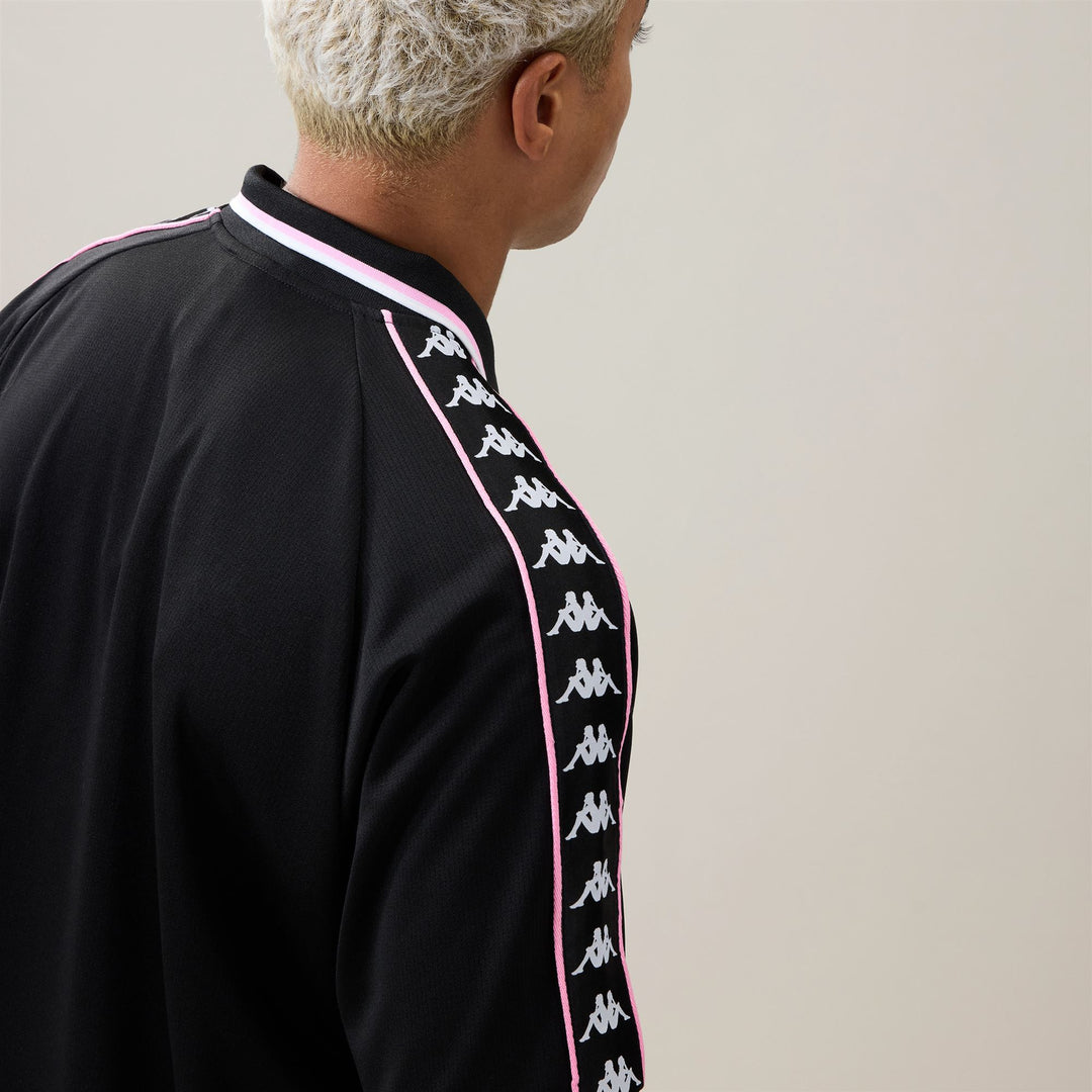 Polo negro de ropa deportiva para hombre con ajuste cómodo. main