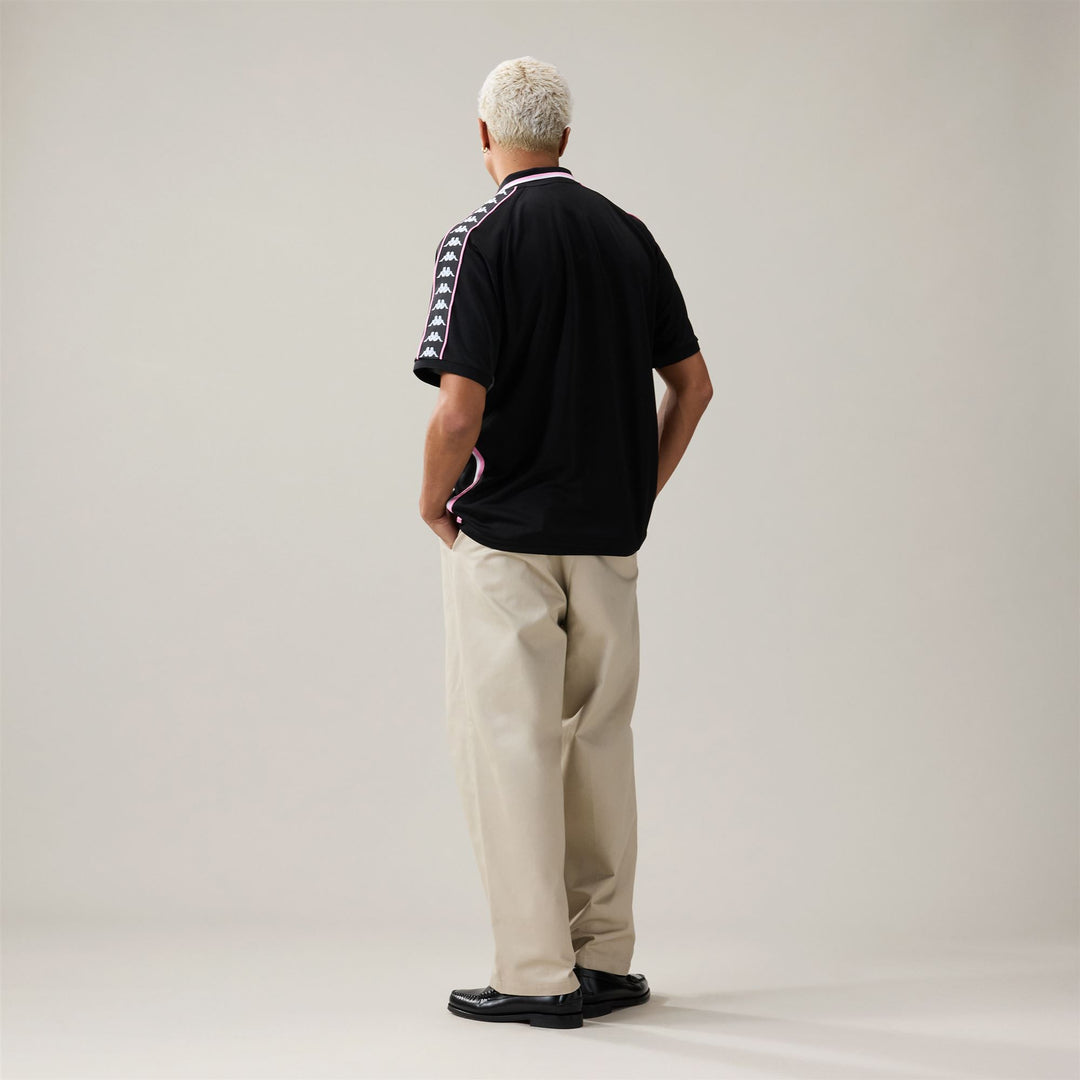 Polo negro de ropa deportiva para hombre con ajuste cómodo. main