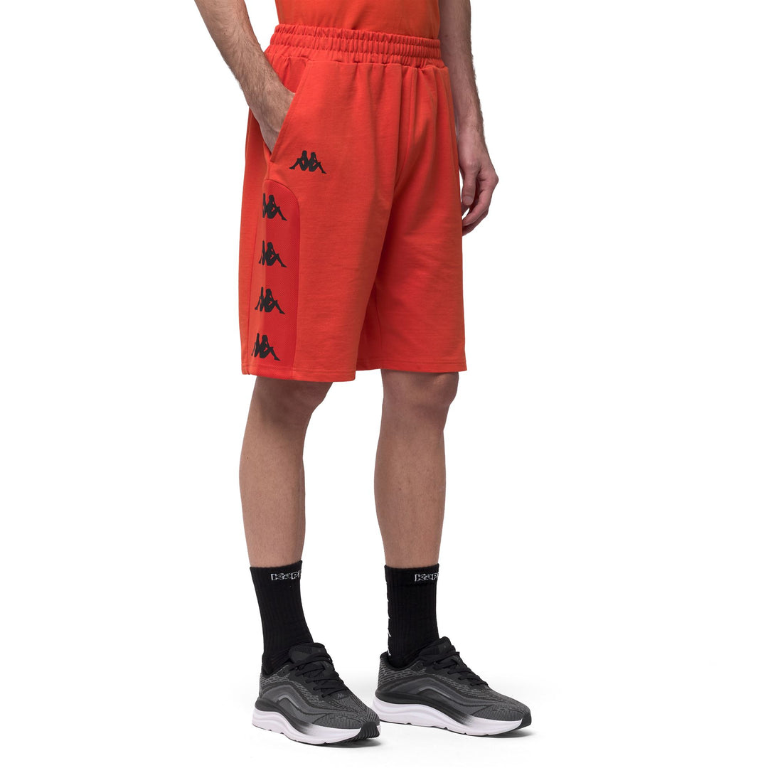 Pantalones cortos deportivos naranjas de corte regular para hombre con inserción de malla. main