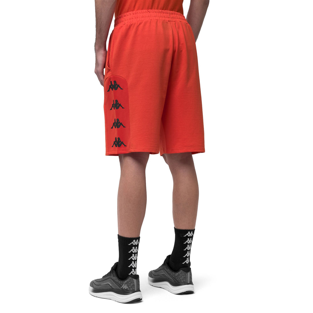 Pantalones cortos deportivos naranjas de corte regular para hombre con inserción de malla. main