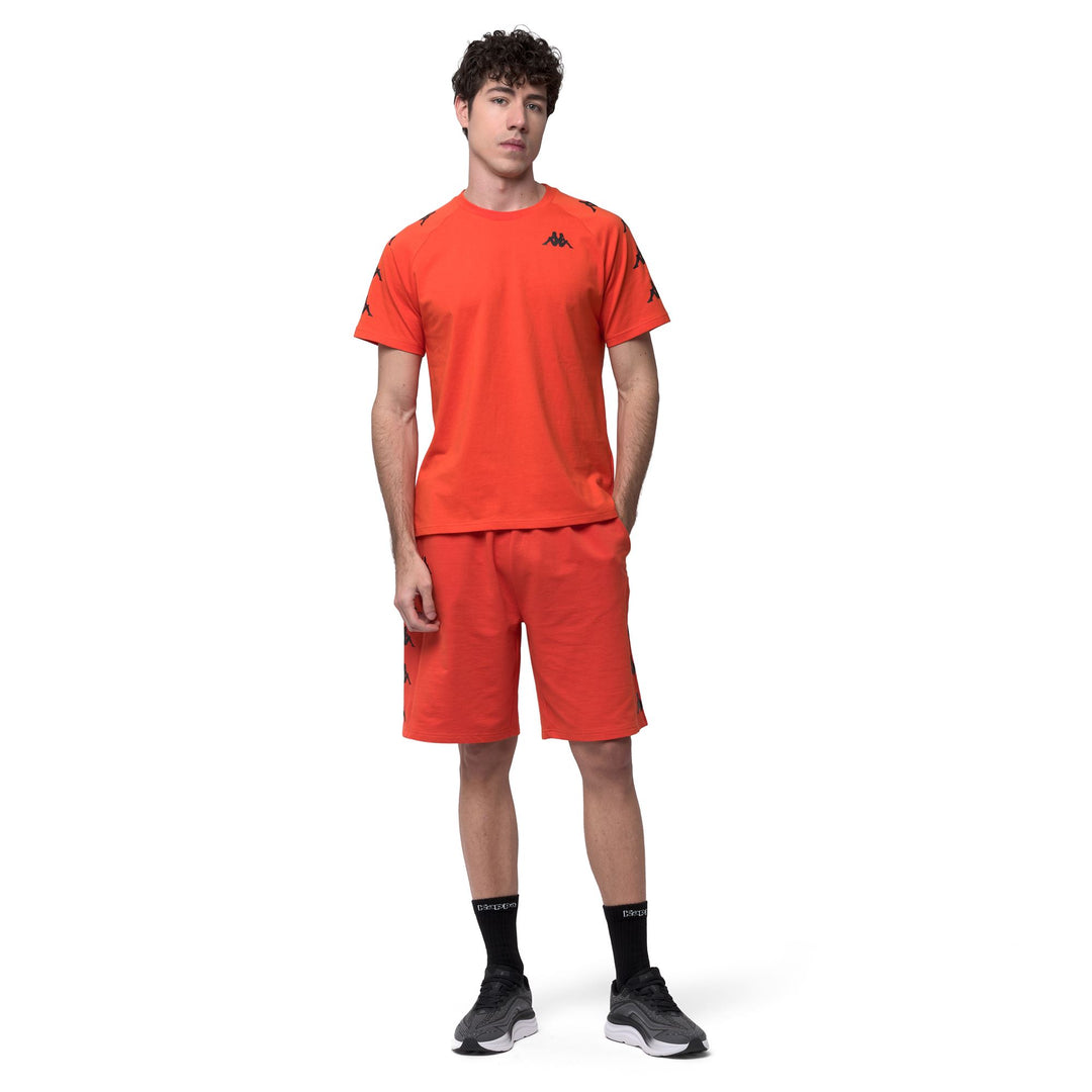 Pantalones cortos deportivos naranjas de corte regular para hombre con inserción de malla. main