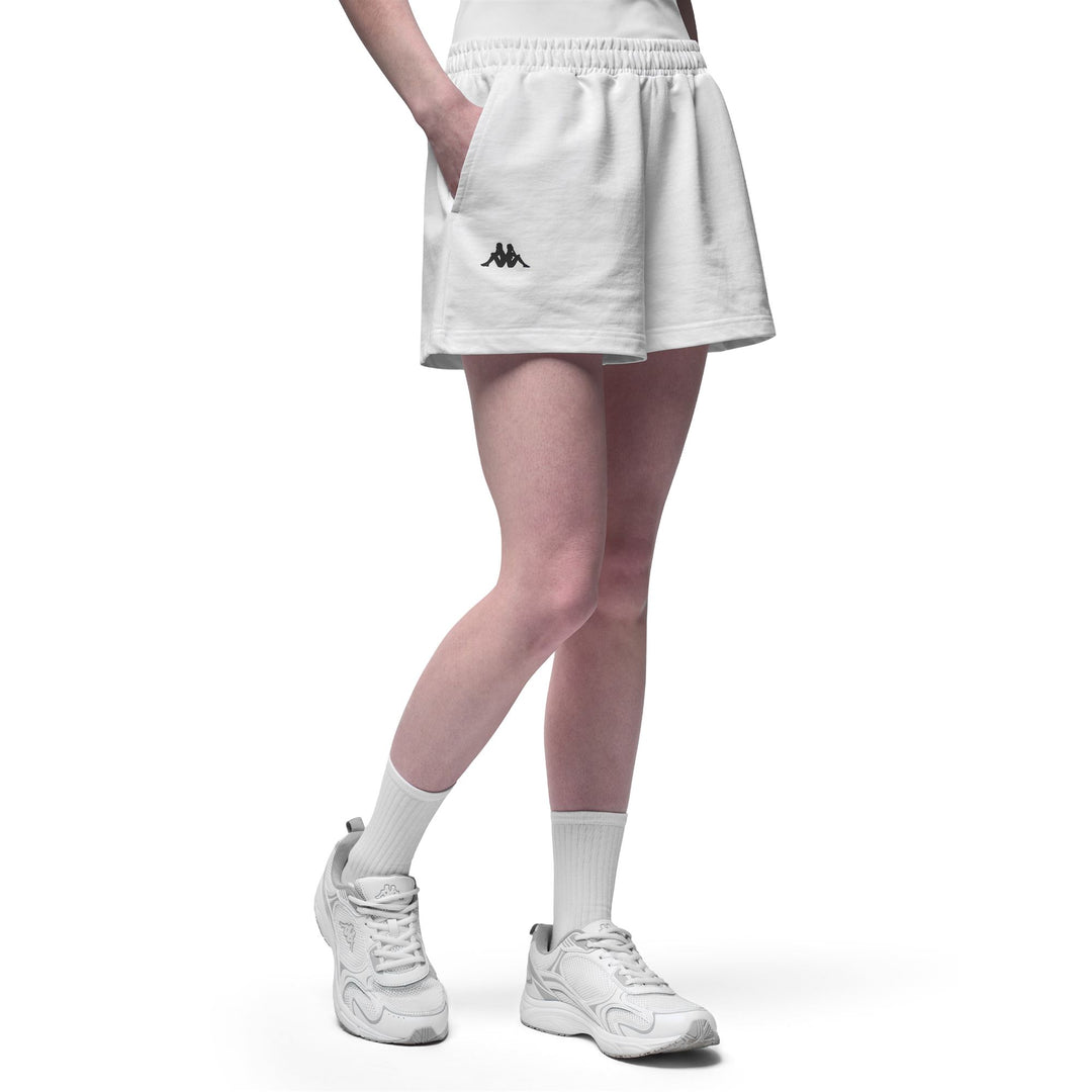 Short de sport blanc pour femme, coupe classique, en tissu éponge doux. main