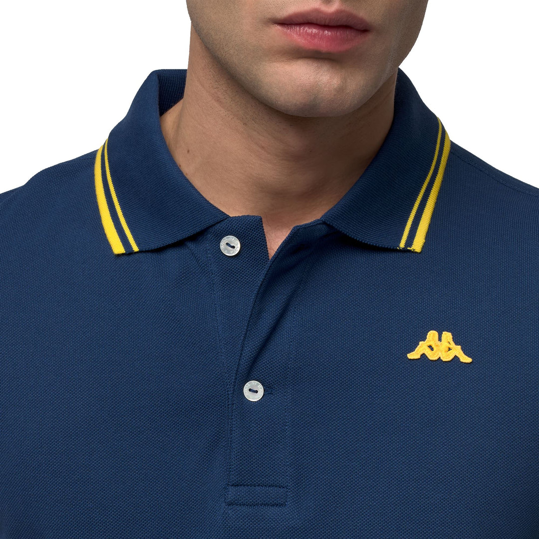 Polo informal de algodón azul de corte entallado para hombre main