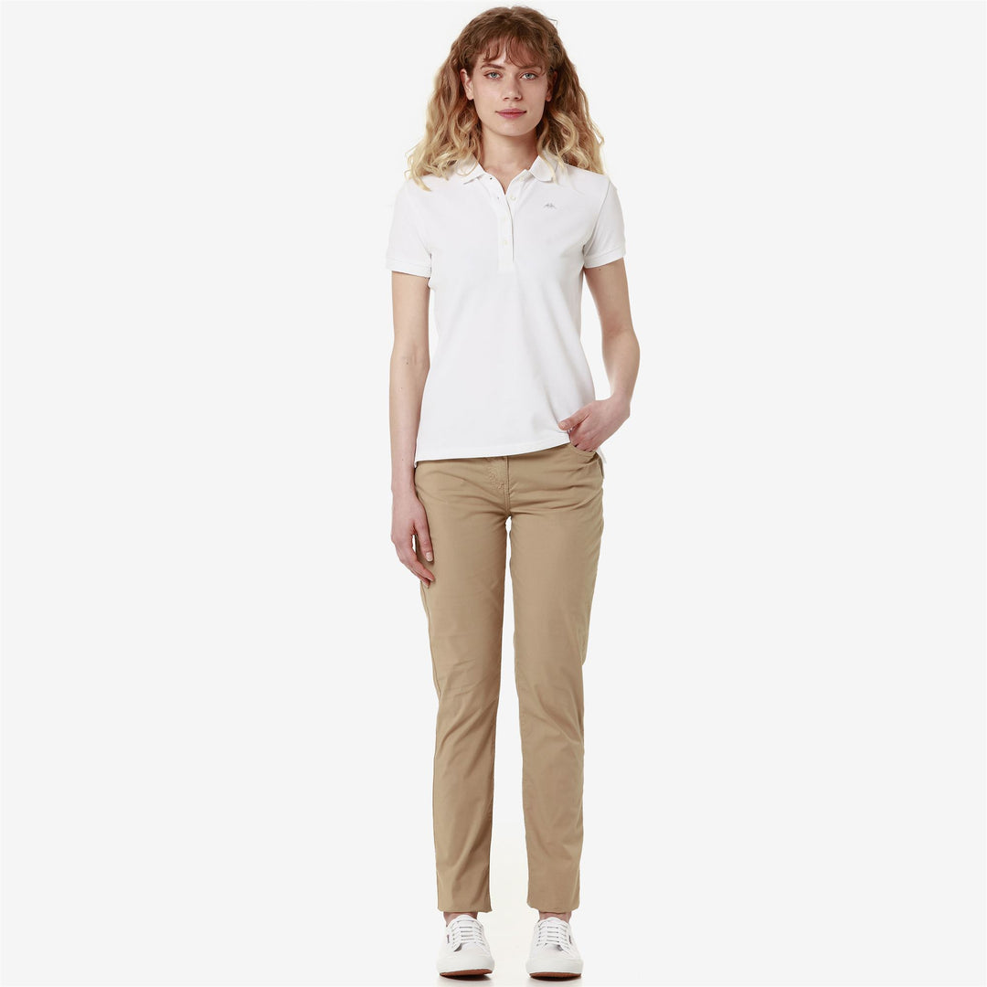 Polo informal de piqué elástico de corte regular blanco para mujer 01