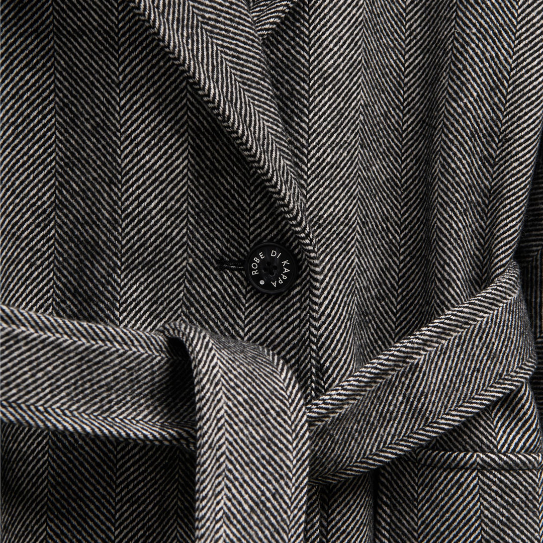 Chaqueta larga cruzada de lana negra para mujer main