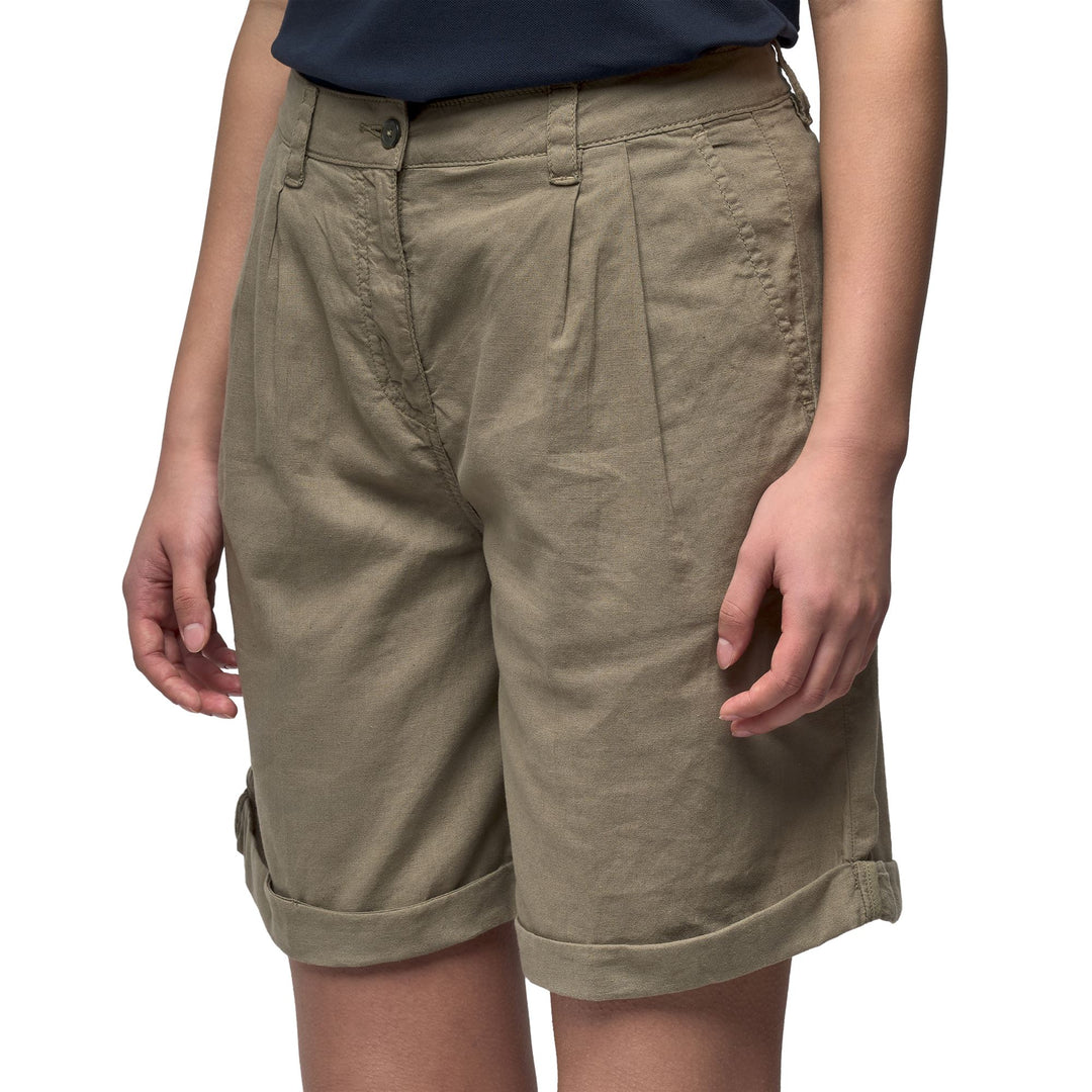 Bermudas informales de corte regular para mujer en color verde de algodón y lino main