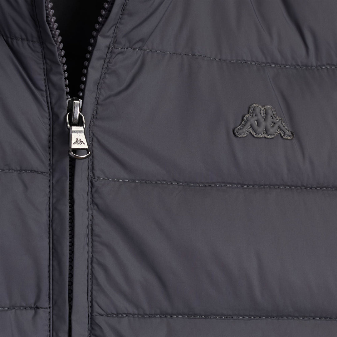 Chaqueta de nailon gris de corte entallado para mujer con acolchado suave main