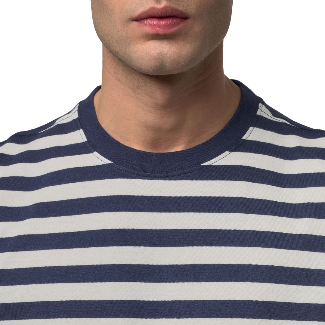 Camiseta informal de corte regular para hombre color azul con rayas teñidas en hilo main