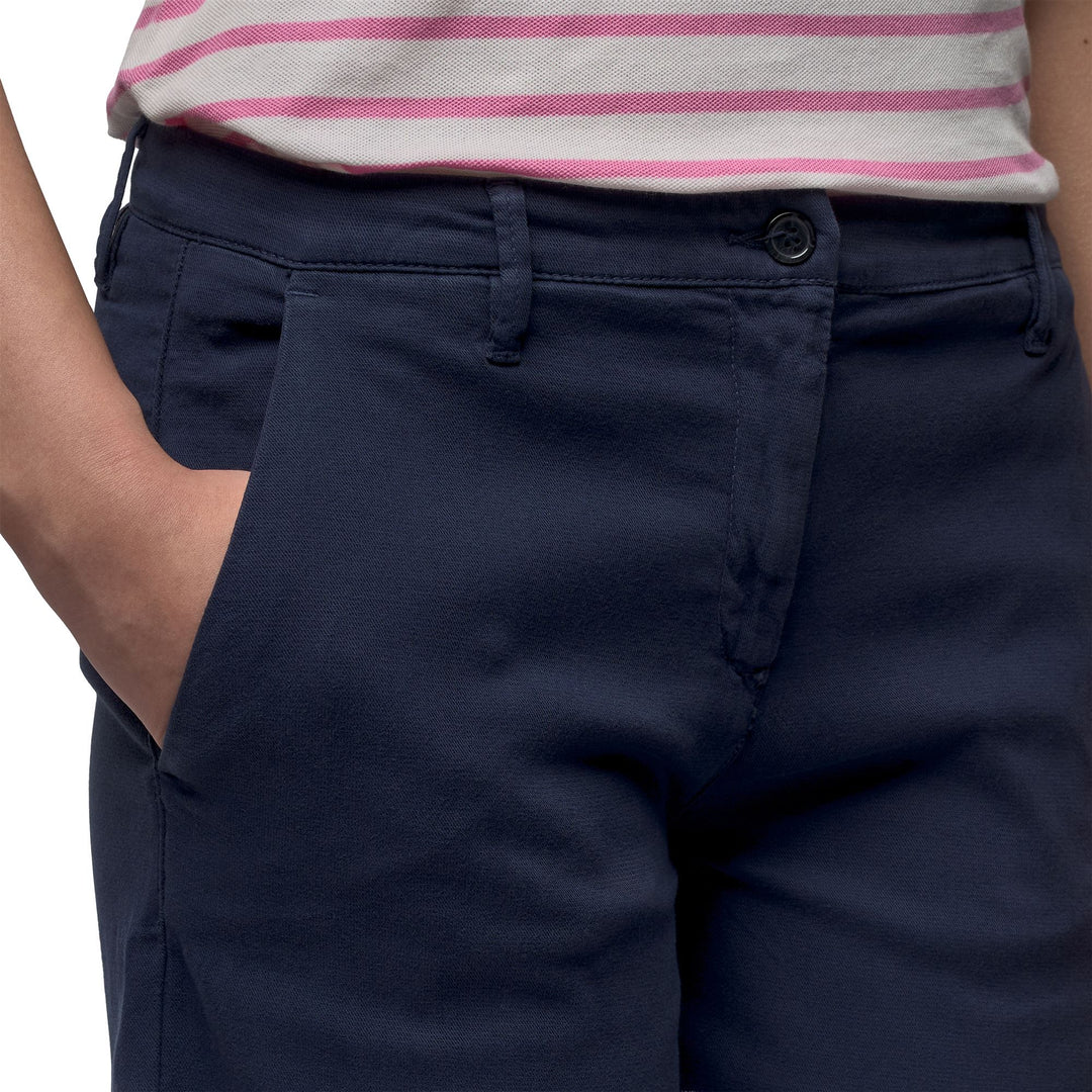 Short chino stretch décontracté et ajusté bleu pour femme main