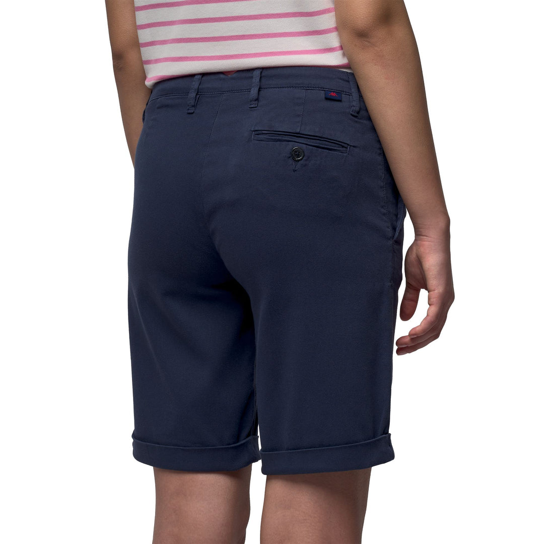 Short chino stretch décontracté et ajusté bleu pour femme main