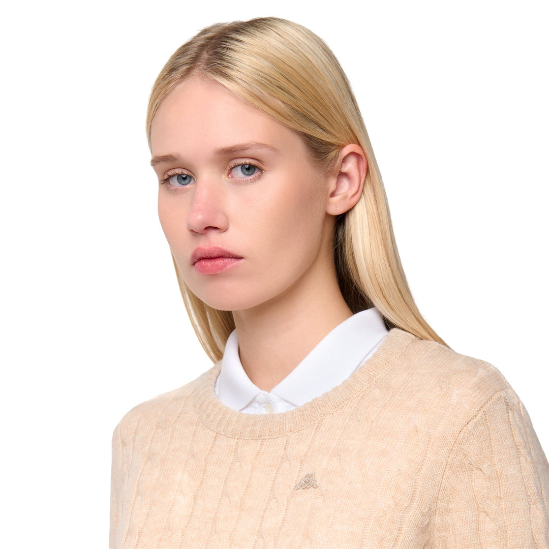Maglione beige da donna in maglia a trecce in lana d'agnello main