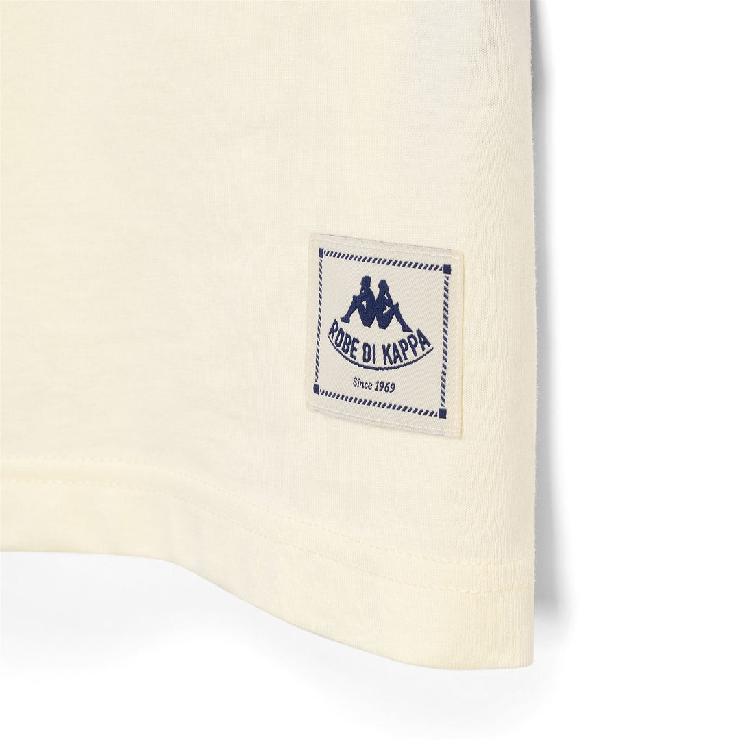 T-shirt beige à manches courtes et coupe ample pour femme main