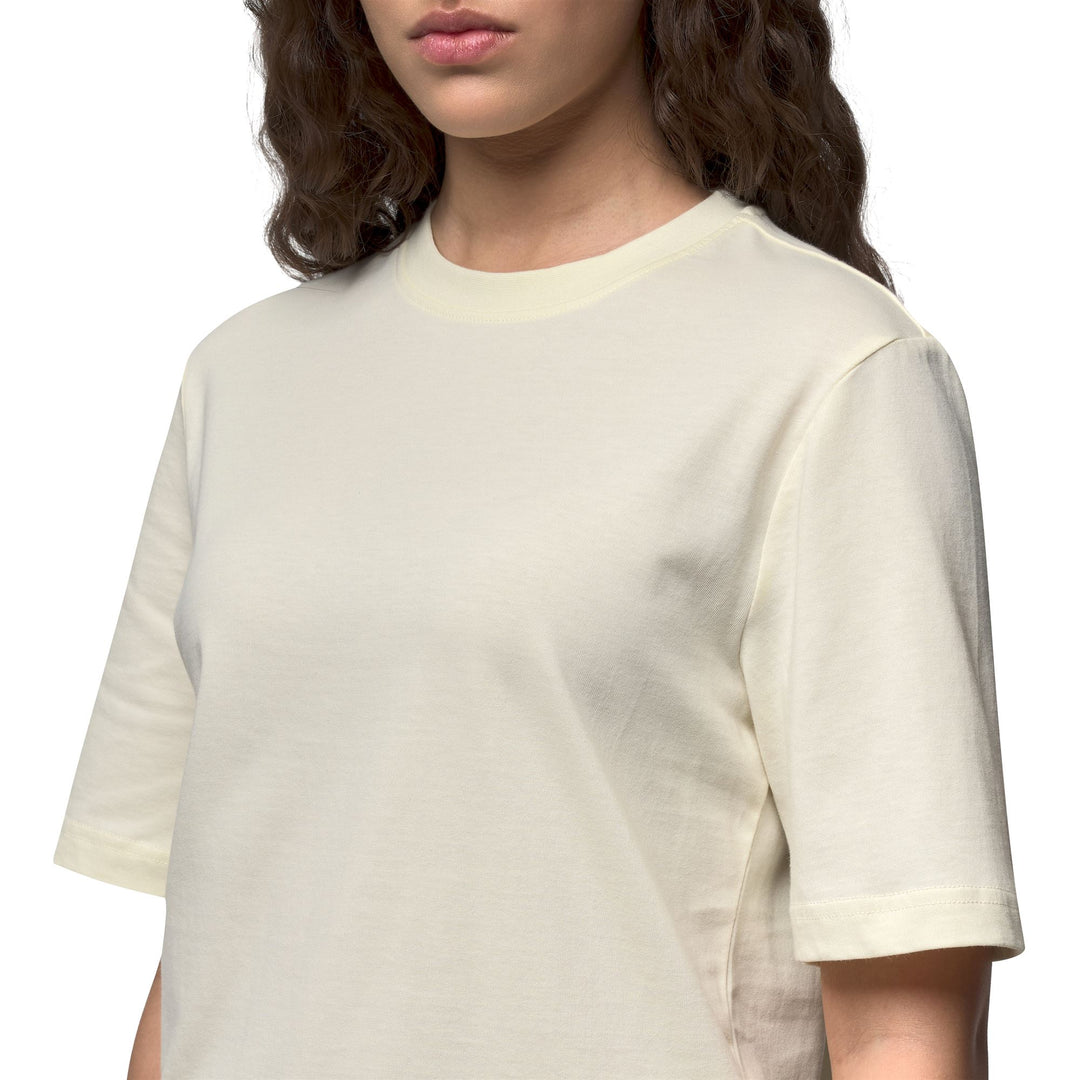 T-shirt beige à manches courtes et coupe ample pour femme main