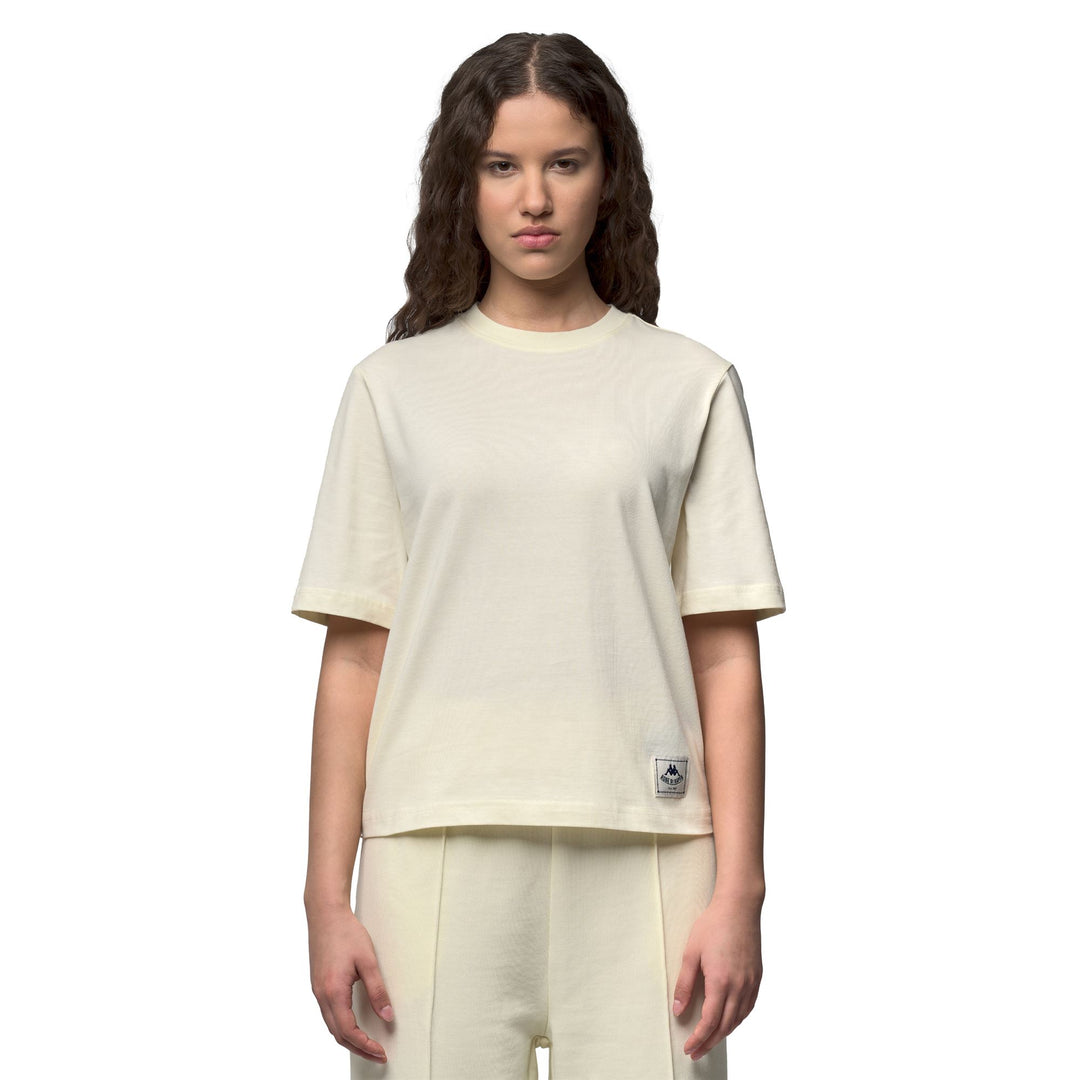 T-shirt beige à manches courtes et coupe ample pour femme 01