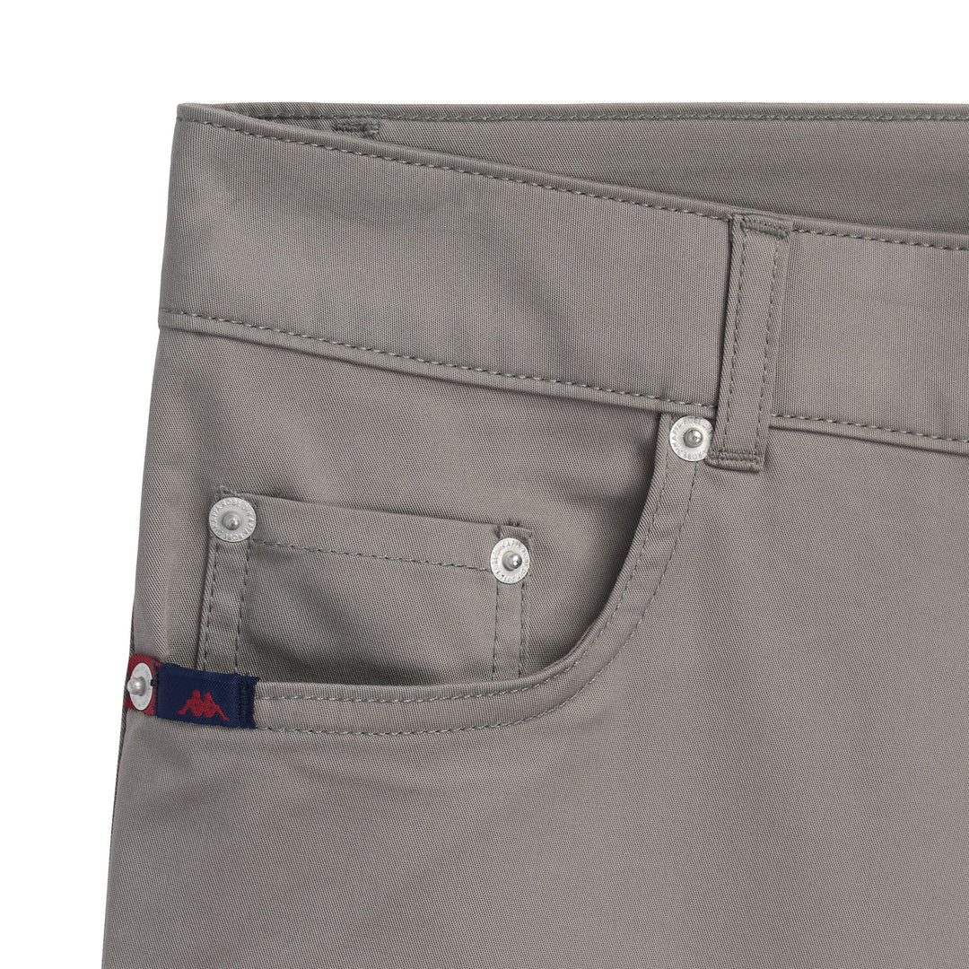 Pantalon 5 poches marron pour homme, coupe slim, en gabardine stretch décontractée. main