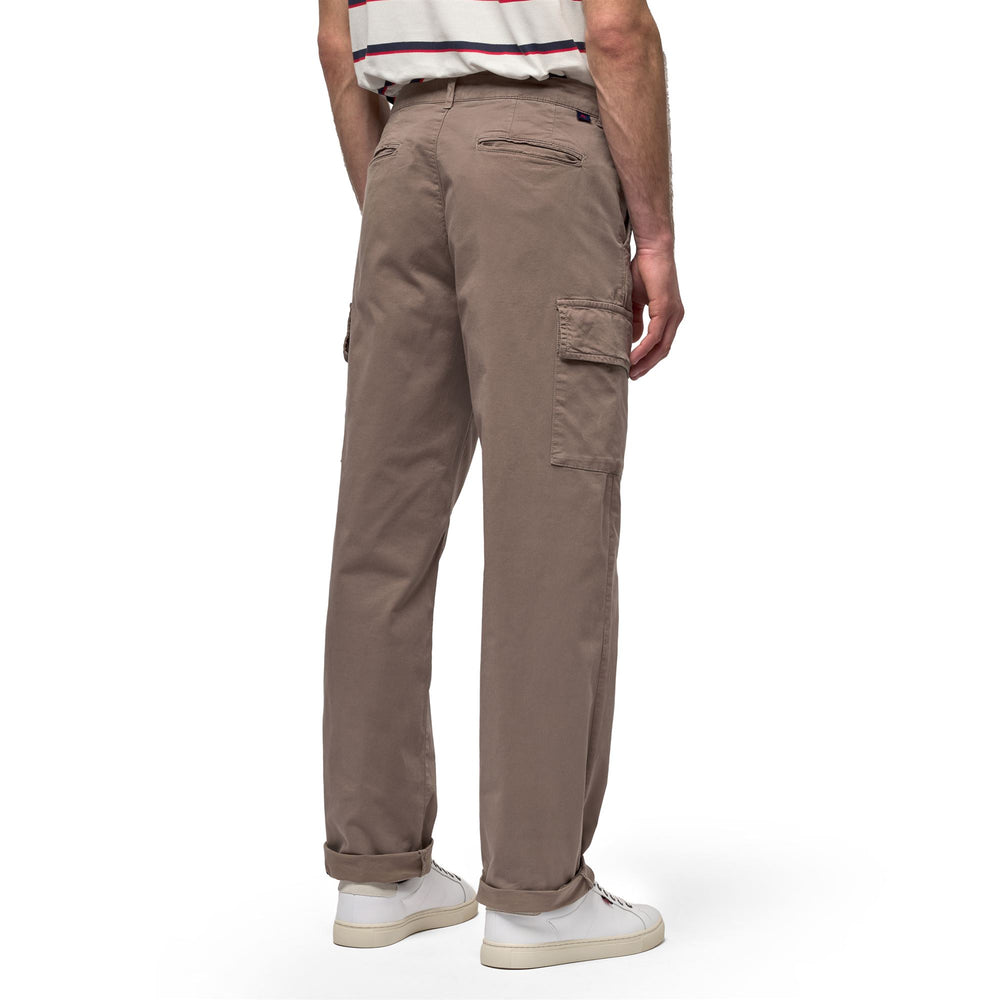 Pantalones cargo casuales de corte regular para hombre en gabardina de algodón marrón 02