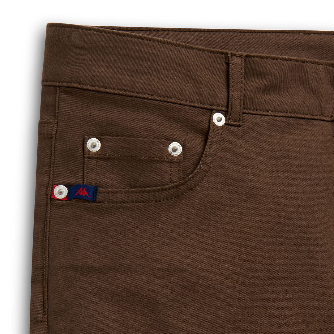 Pantalones de gabardina elástica de corte entallado con cinco bolsillos para hombre, color marrón main