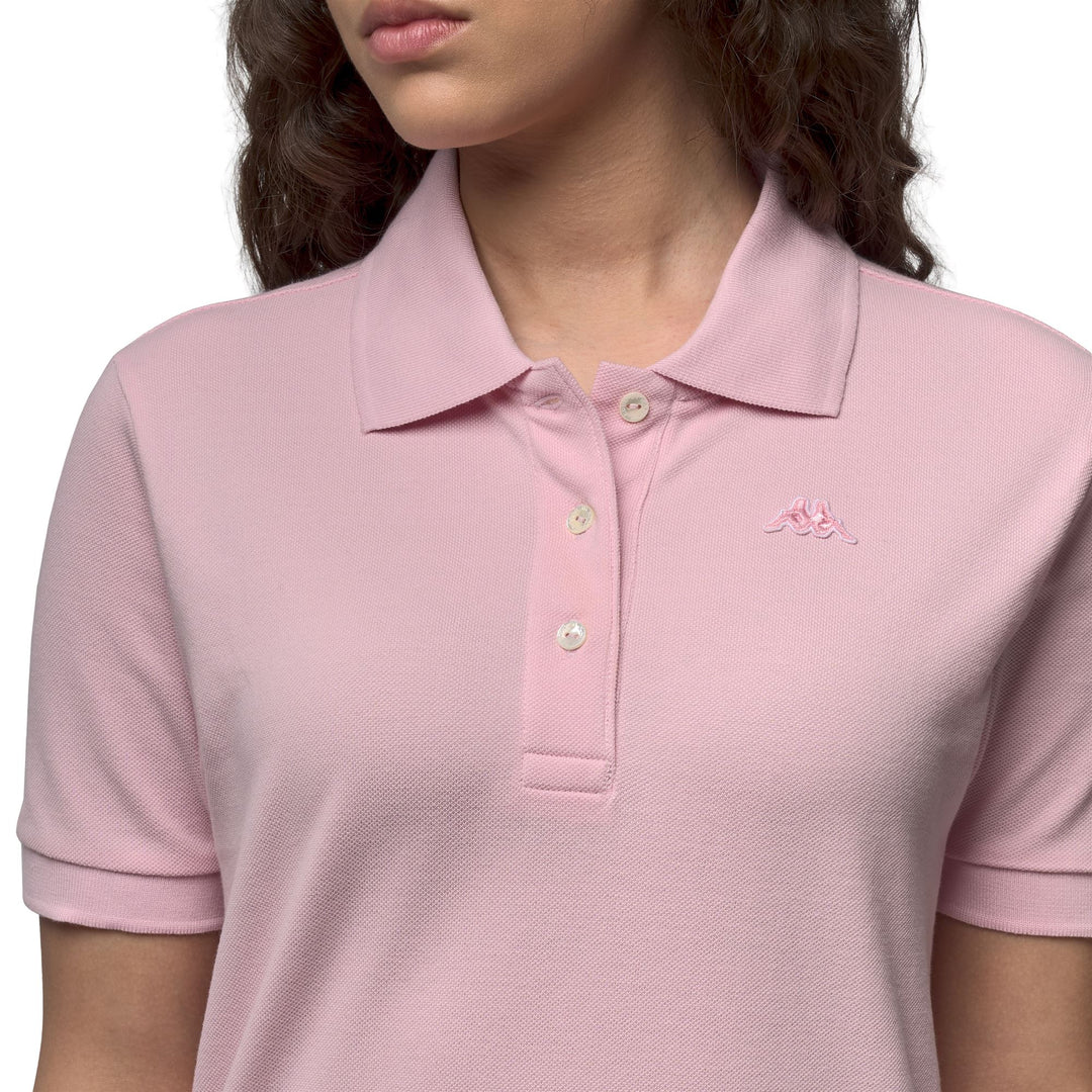 Polo rose en coton coupe classique pour femme main
