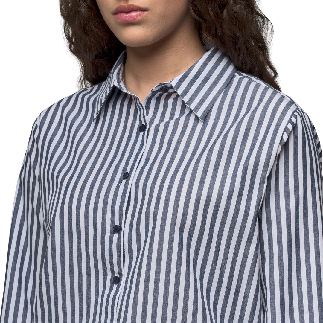 Chemise rayée bleue pour femme, coupe classique décontractée, en coton. main