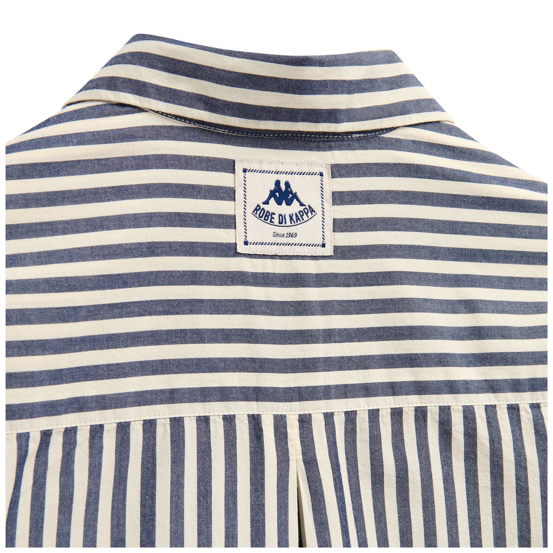 Chemise rayée bleue pour femme, coupe classique décontractée, en coton. main