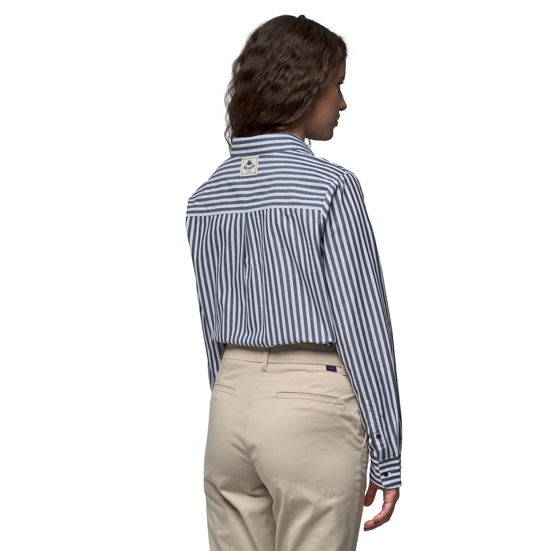 Chemise rayée bleue pour femme, coupe classique décontractée, en coton. main