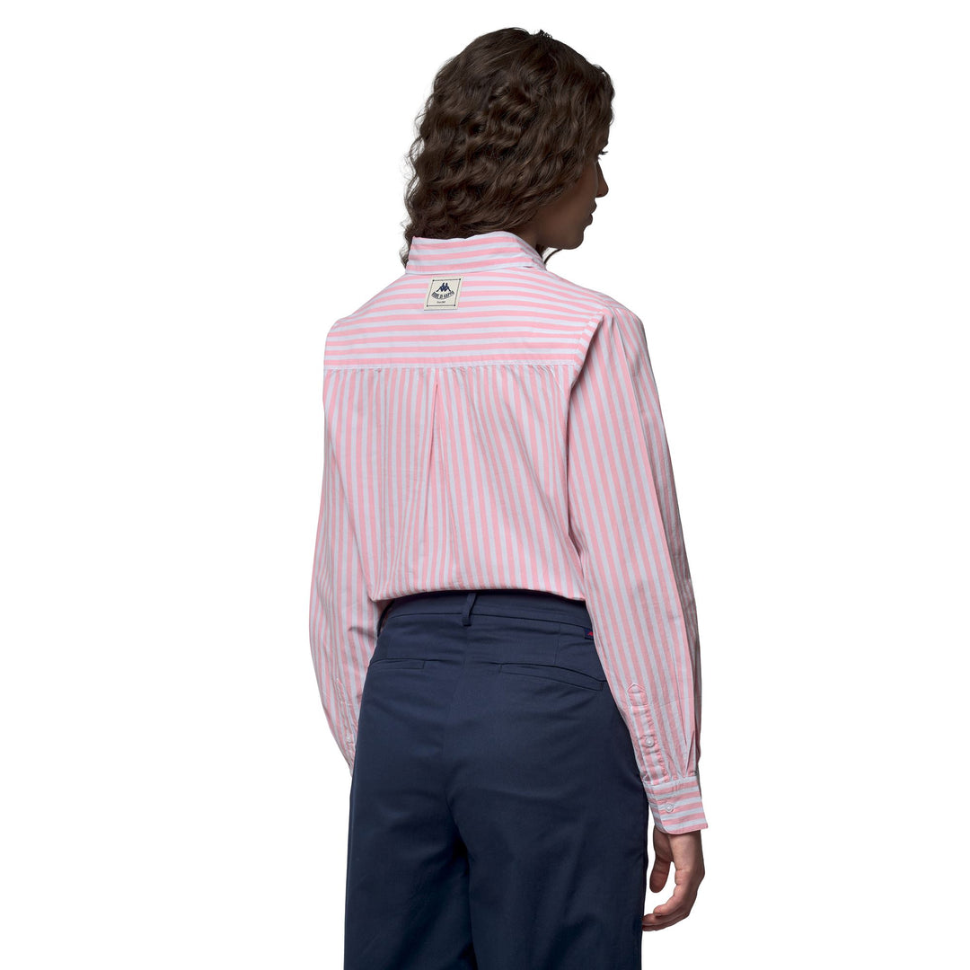 Chemise rayée blanche pour femme, coupe classique décontractée, en coton. main