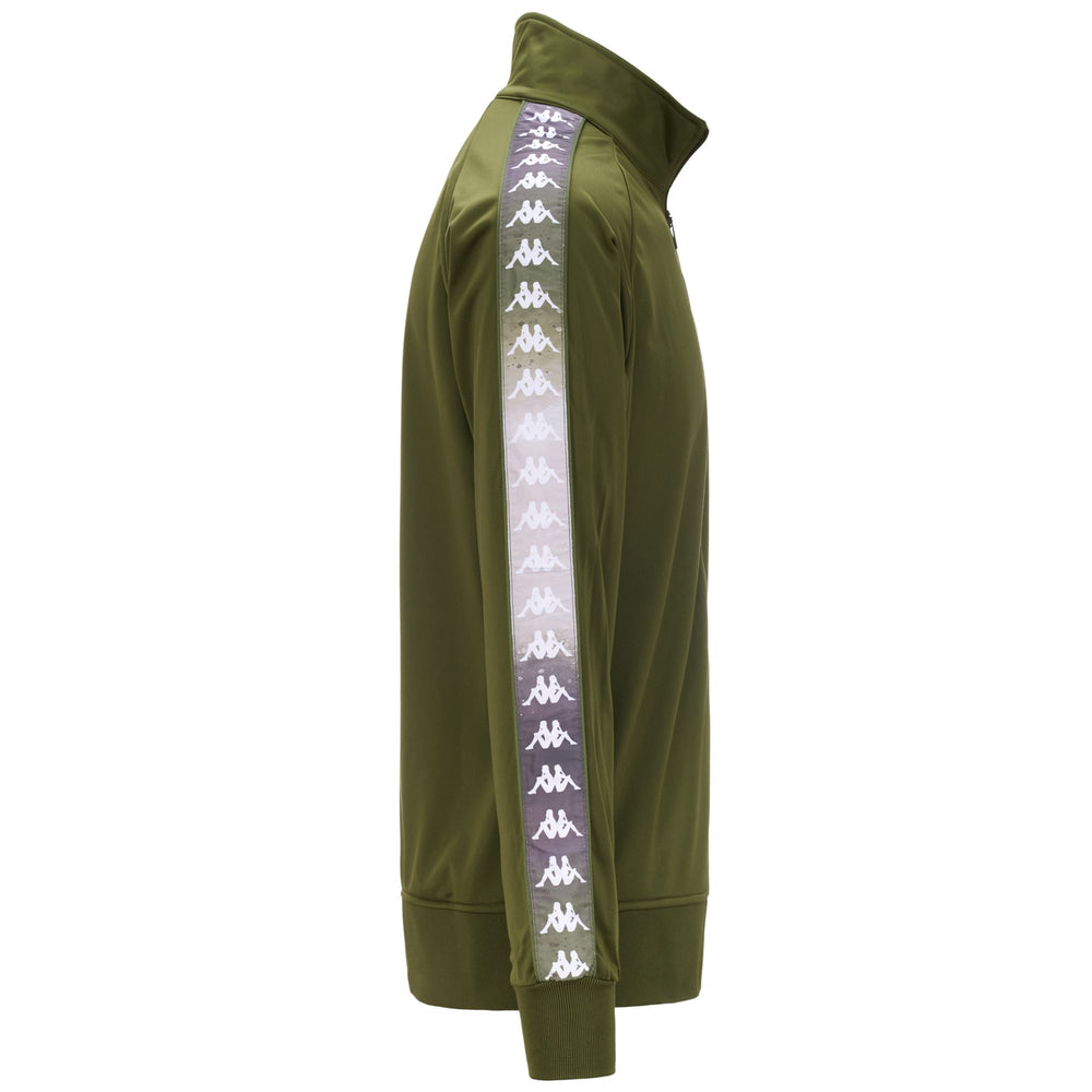 Fleece Man 222 BANDA ANNISTON GRAPHIKTAPE Jacket GREEN PARSLEY - GREY GRAPHIK Dressed Front (jpg Rgb)	